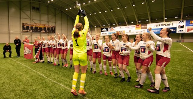 Fotballspillere på rekke feirer