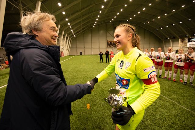 Spiller mottar pokal