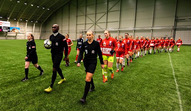 Fotballspillere på rekke