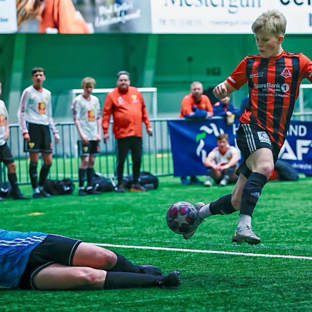 Fotballspiller med ball